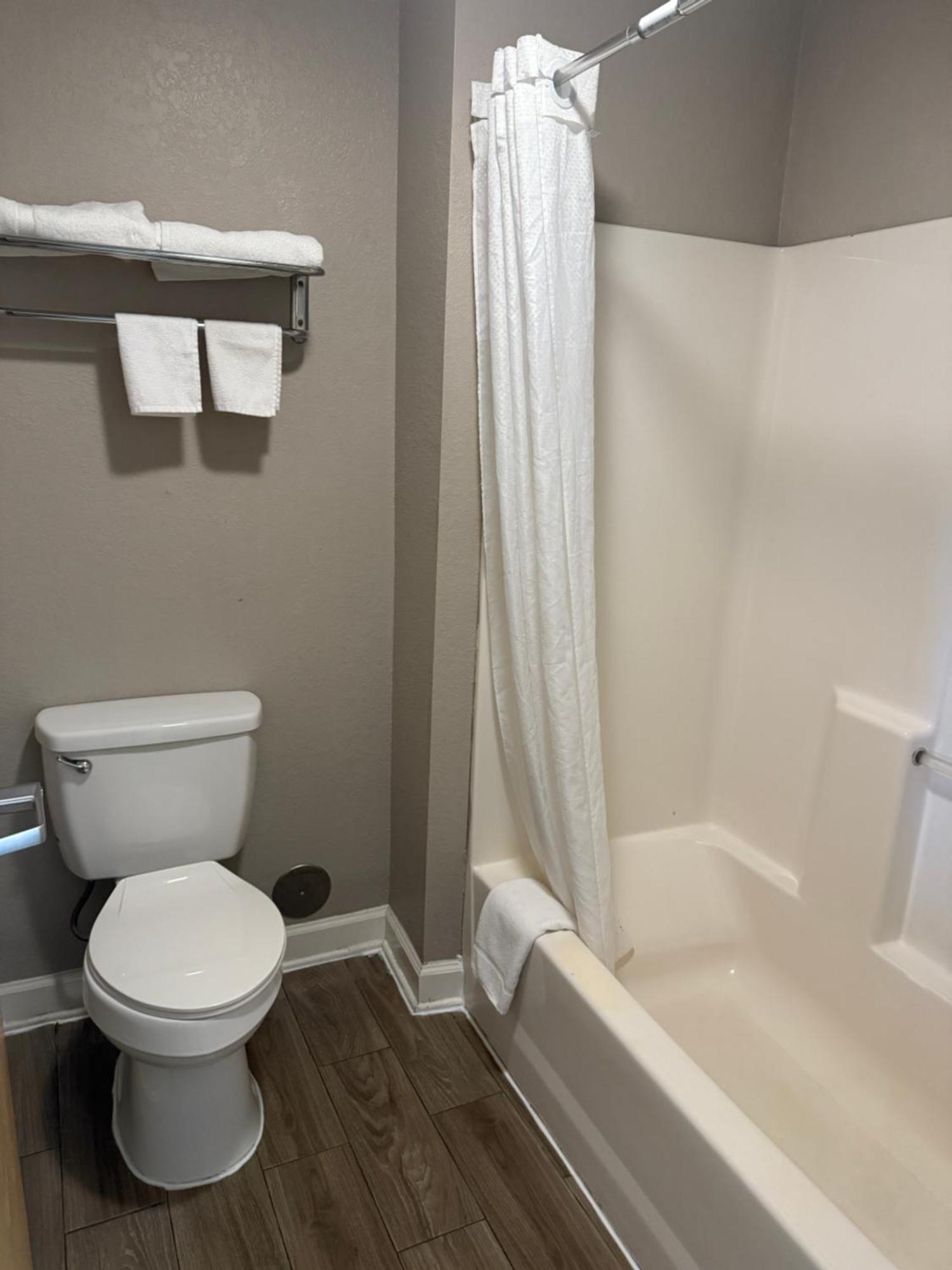 Super 8 By Wyndham Petersburg Motel Ngoại thất bức ảnh